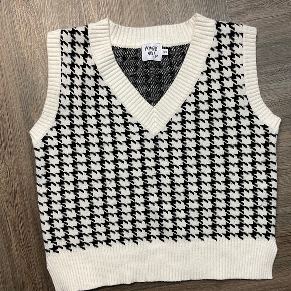 Princess Polly Jackets & Blazers - Princess Polly Sweater Vest Womens XS/S Black Cream Houndstooth Knit V Neck Prep